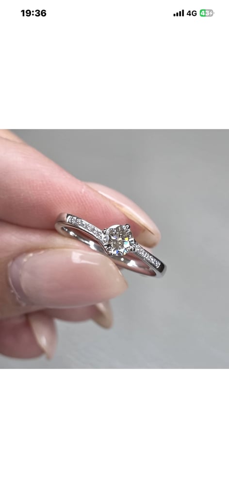 PLATINUM DIAMOND SOLITAIRE RING.