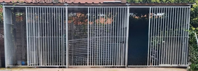 Block of 3 dog kennels 