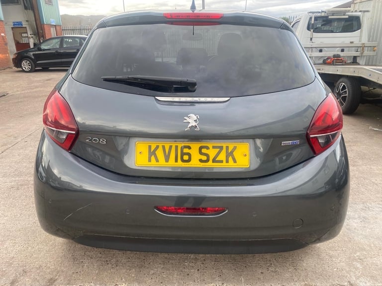 PEUGEOT 208