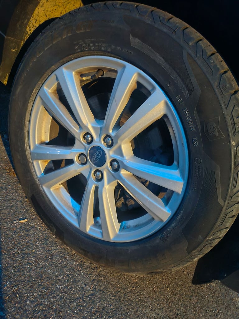 Ford Kuga 17" Alloys x 4. Comes with newly fitted tyres.  235/55/17