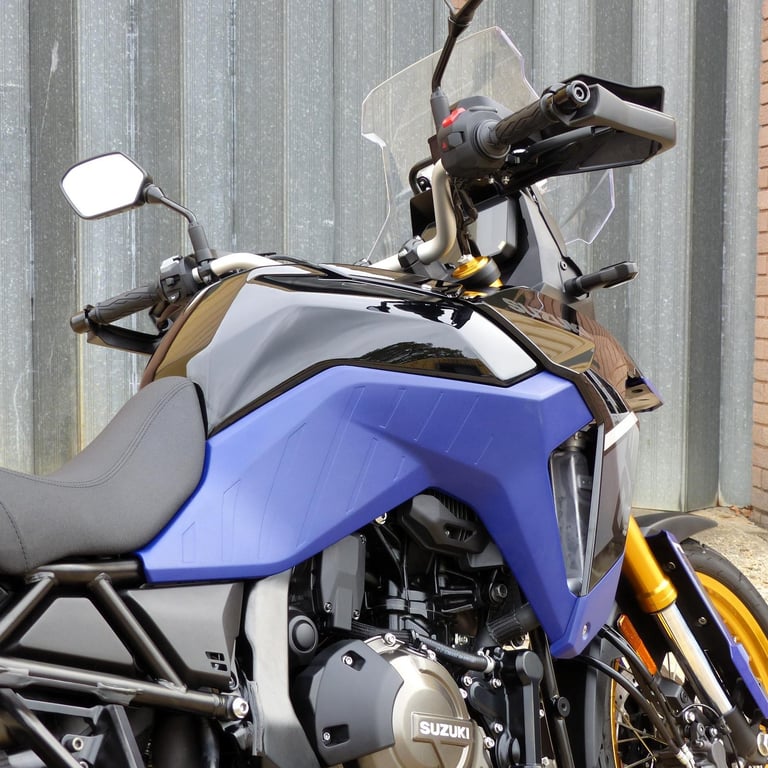 2025 Suzuki DL800 V-Strom DE – Immaculate, 1- Owner, FSH, 16 months Warranty .