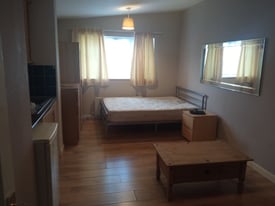 Large Double Room for a single person- close to Colindale tube - All bills included 