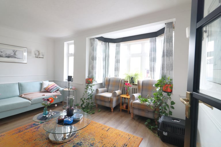 Three Bedroom End-Terrace House to Rent