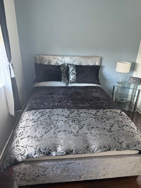 DOUBLE ROOM TO RENT BILLS INCLUDED 200 DEPOSIT IN ADVANCE 