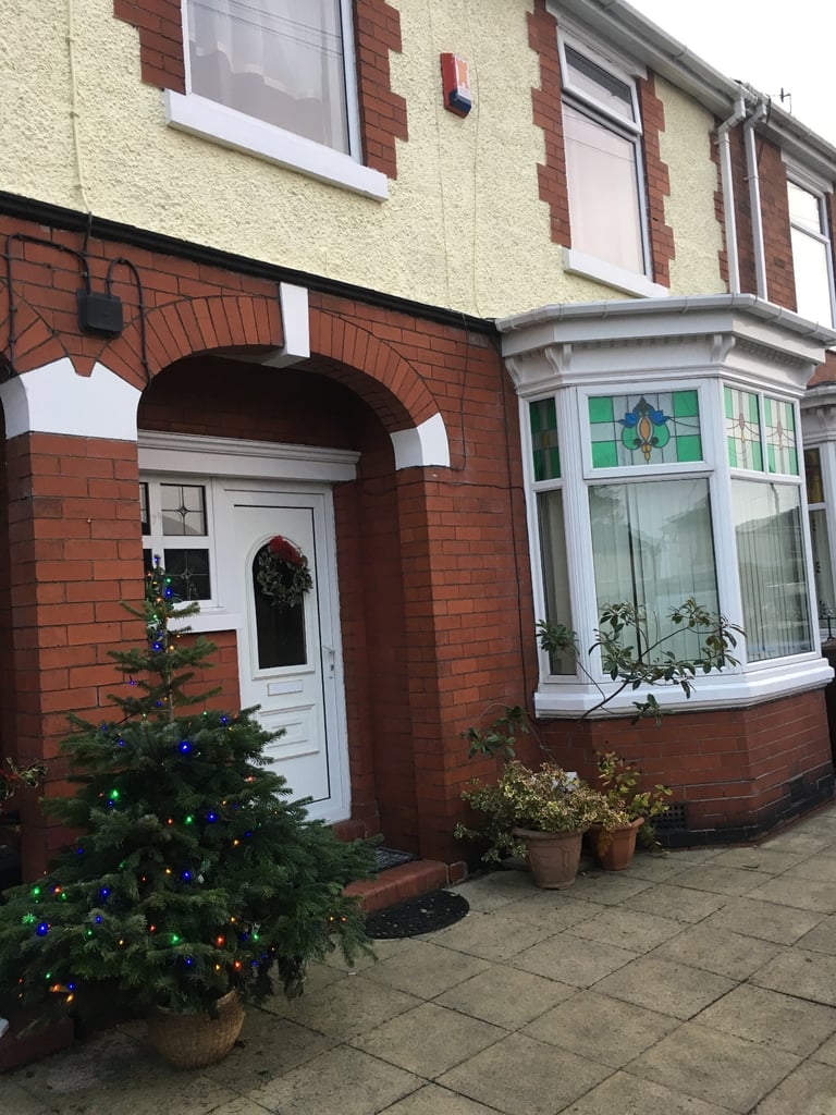 SNEYD GREEN LARGE ROOM TO RENT