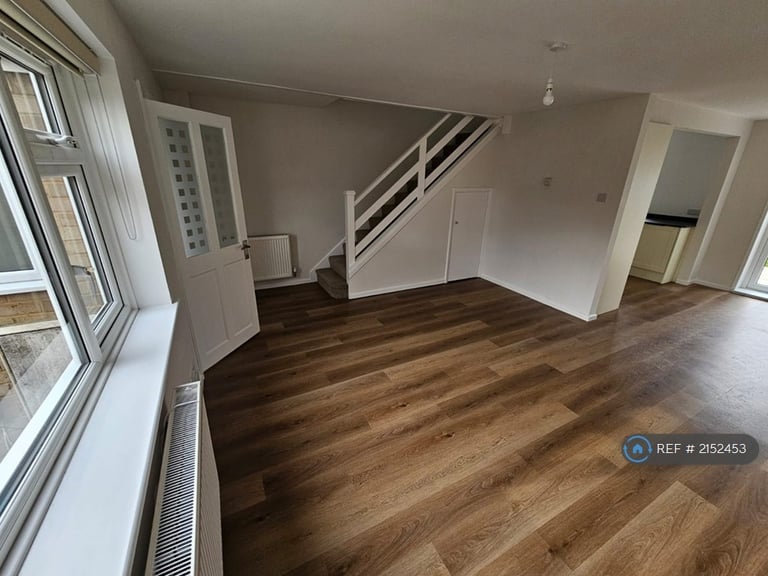 3 bedroom house in Harvey Close, East Cowes, PO32 (3 bed) (#2152453)