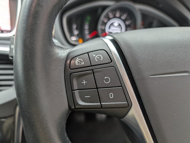 2017 Volvo V40 2.0 T2 Momentum Nav Plus Hatchback 5dr Petrol Manual Euro 6 (s/s) (122 ps)  HATCHB...