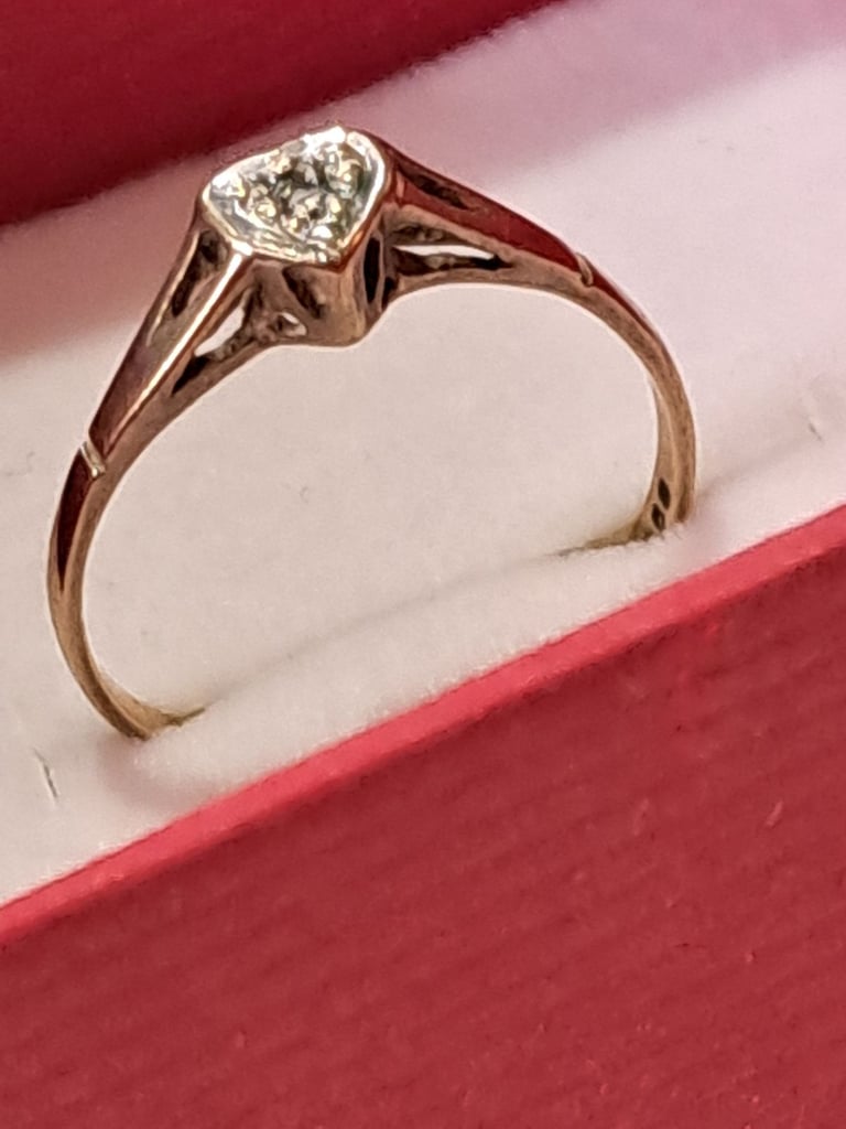 9ct gold and diamond ring 