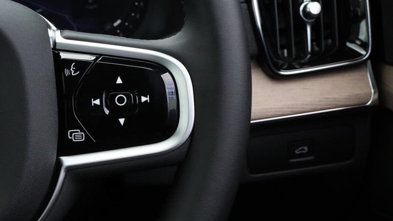 2025 Volvo XC90 B5 (P) AWD Plus Dark (Harman Kardon Sound, 360 Camera, Apple CarPlay, BLIS) ESTAT...