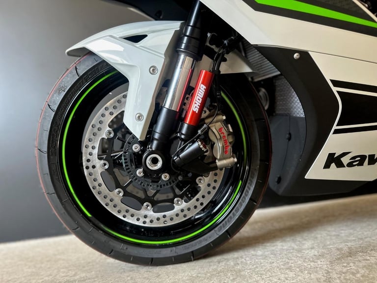 STUNNING ONE OWNER 2024/24 KAWASAKI ZX-10R MOTORCYCLE 