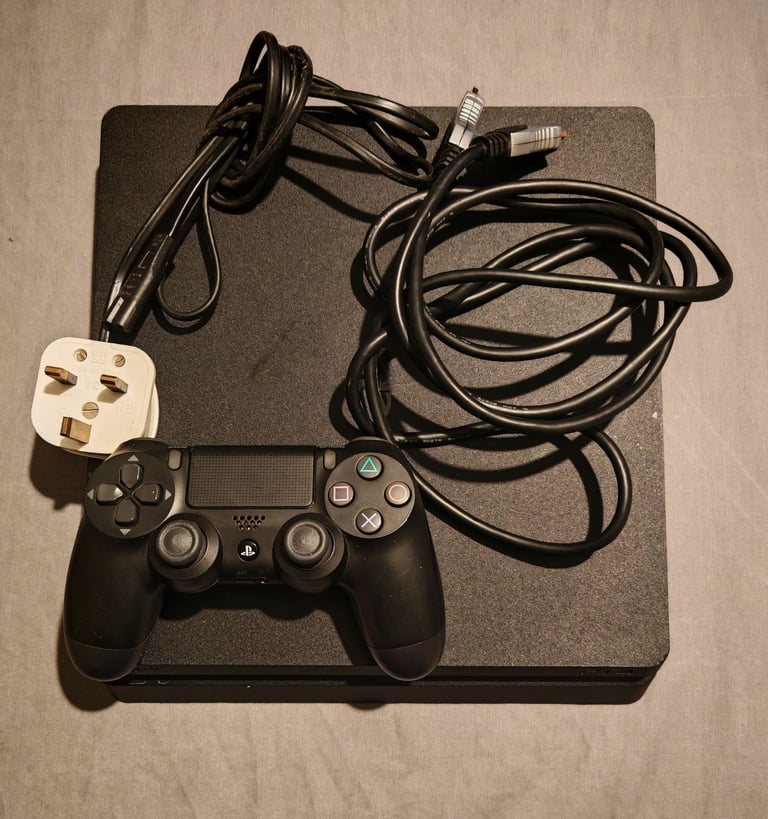 PlayStation 4 Slim, Controller, 2 Games