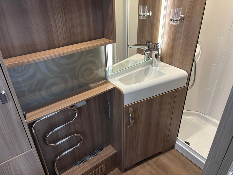 2016 SWIFT CONQUEROR 645, ISLAND BED, TALL FRIDGE, ALDE, SOLAR