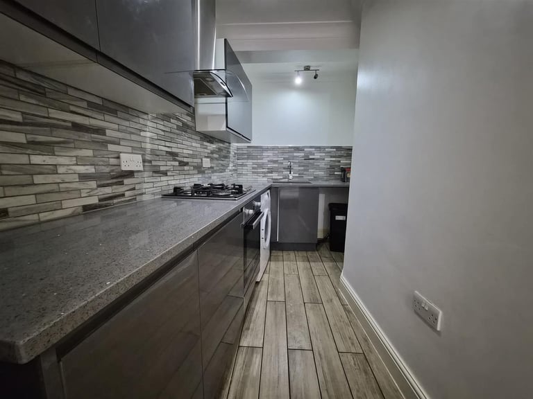 Two bedroom ground floor flat to rent in New Wanstead, E11 Snaresbrook