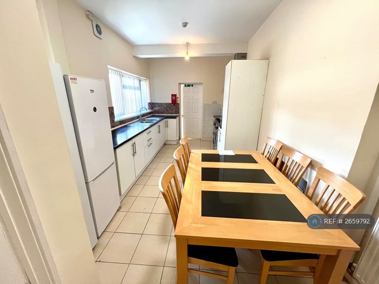 6 bedroom house in Radford Road, Leamington Spa, CV31 (6 bed) (#2659792)