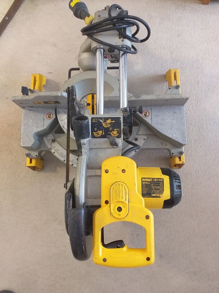 Dewalt sliding Miter Saw 110 V 1600W  