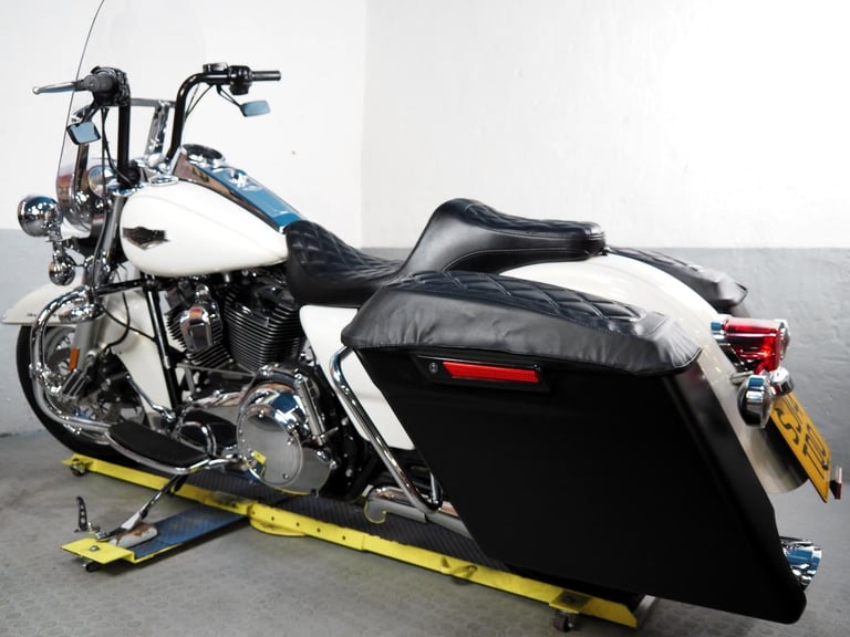 2014 Harley-Davidson FLHRC Roadking ,Stage 1 ,Vance & Hines ,some nice extras 