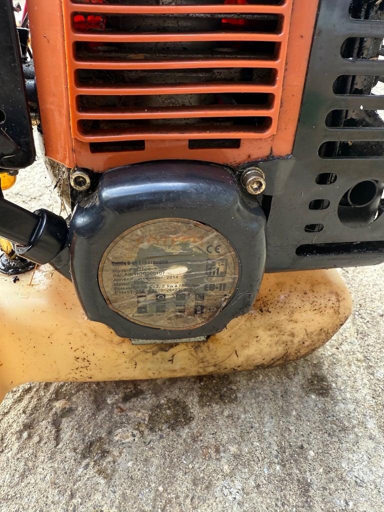 Petrol hedge trimmer