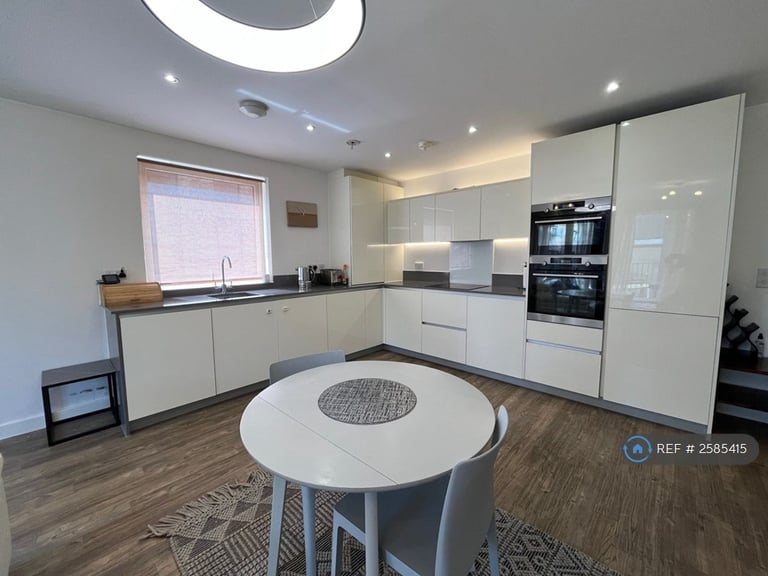 2 bedroom flat in Fowler Avenue, Trumpington, Cambridge, CB2 (2 bed) (#2585415)