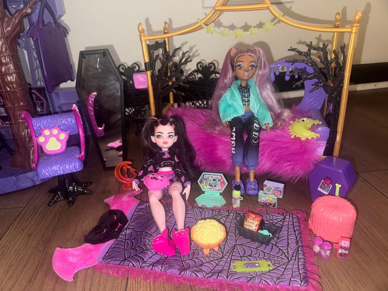 Monster high dolls house, monster high creepover, monster high car