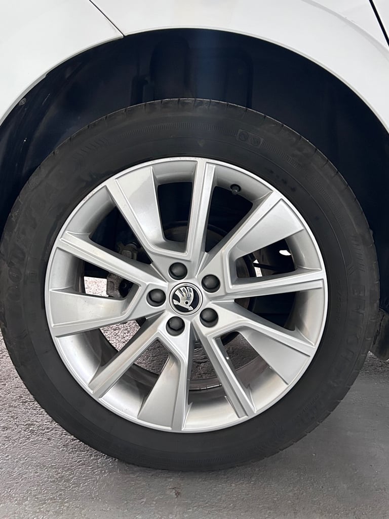 One Owner | Rear parking sensors| Apple Car play