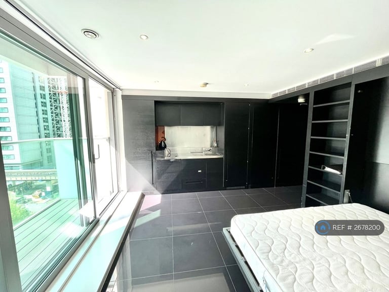 Studio flat in Pan Peninsula Square, London, E14 (#2678200)