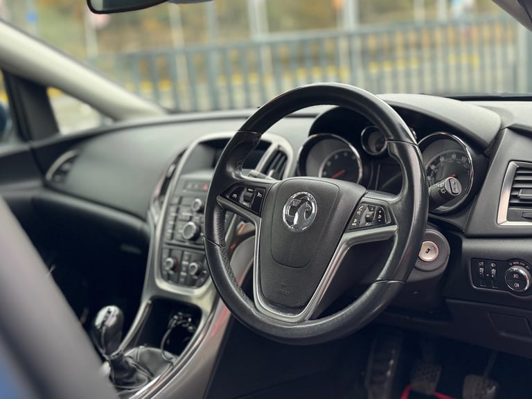 2011 Vauxhall Astra 1.6i 16V SE 5dr HATCHBACK Petrol Manual