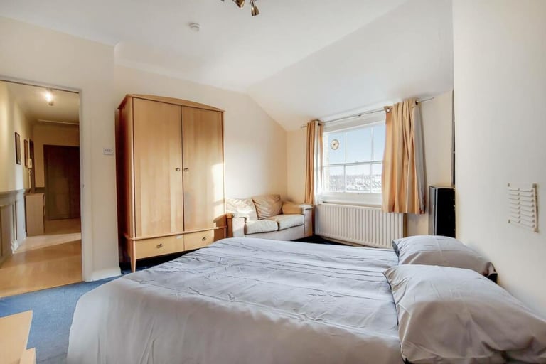 3 bedroom flat in Balham Hill, London, SW12