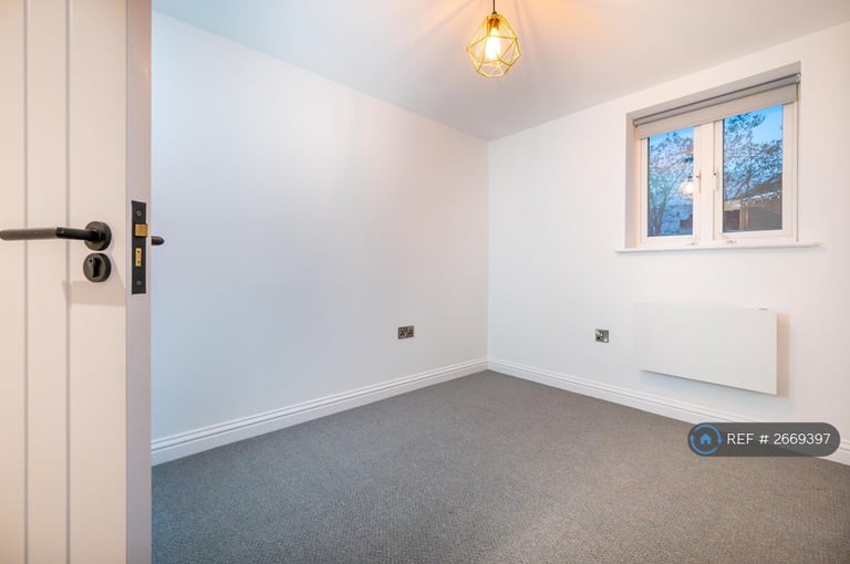 3 bedroom flat in Saltash Road, Swindon, SN2 (3 bed) (#2669397)