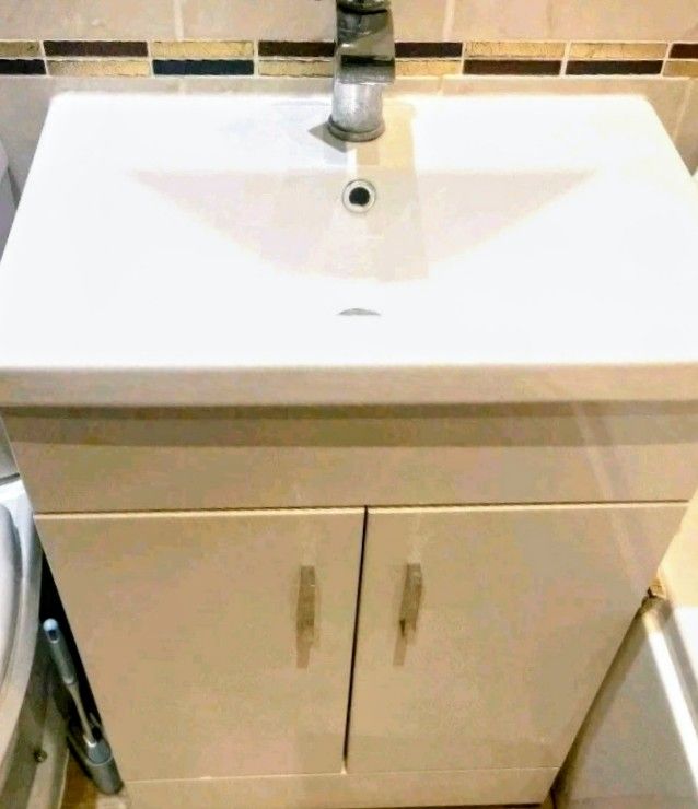 Contemporary Bathroom Vanity Unit, SINK & TAP 