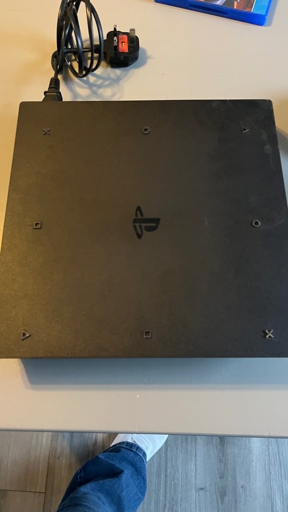 PS4 PRO with game ans all leads 