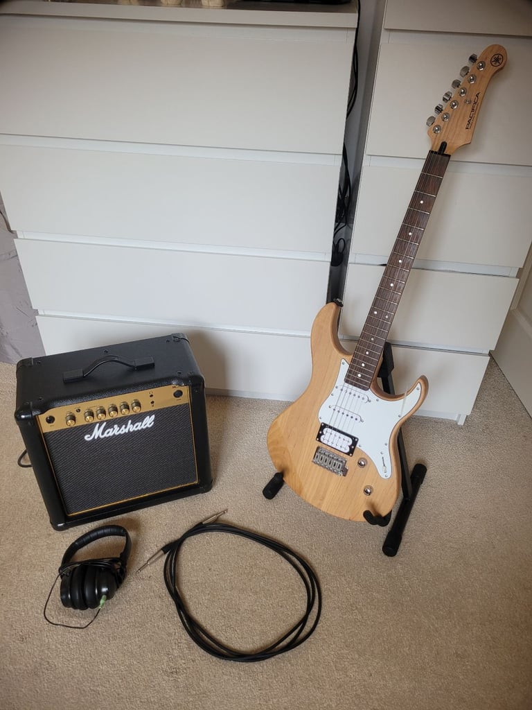 Yamaha Pacifica 112v, Marshall MG15 amp