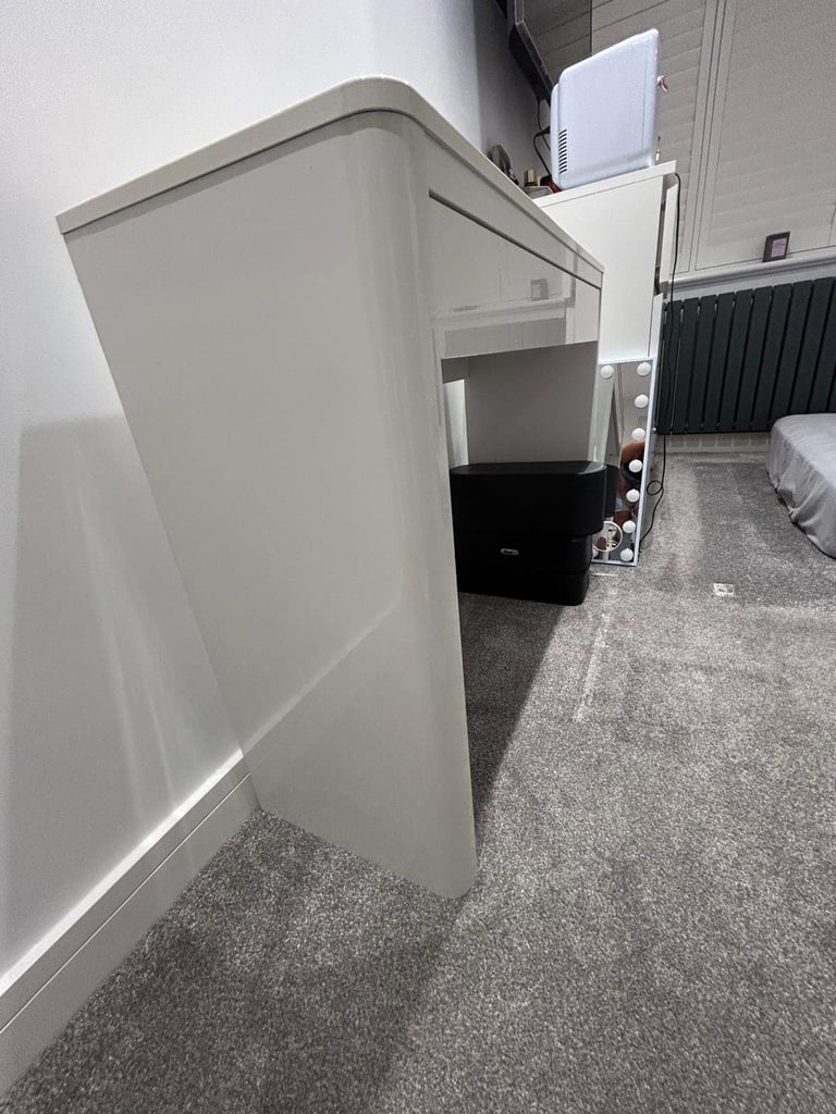 White Gloss bedroom furniture 