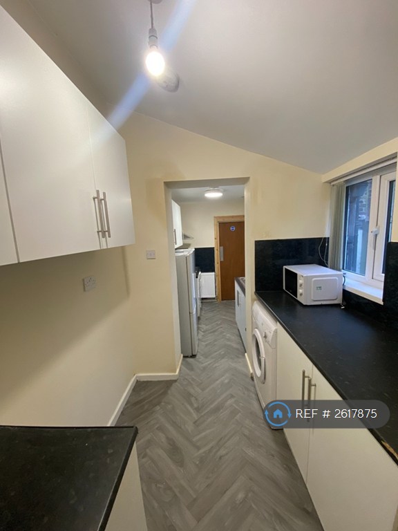 3 bedroom house in Oldham Road, Royton, Oldham, OL2 (3 bed) (#2617875)