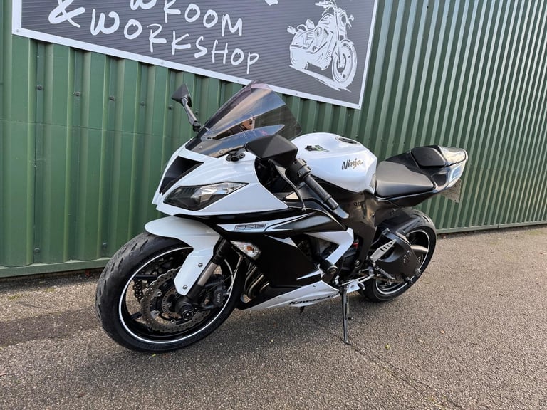 Kawasaki ZX6R 636 White and Black 23k Austin Racing Full System 2013 