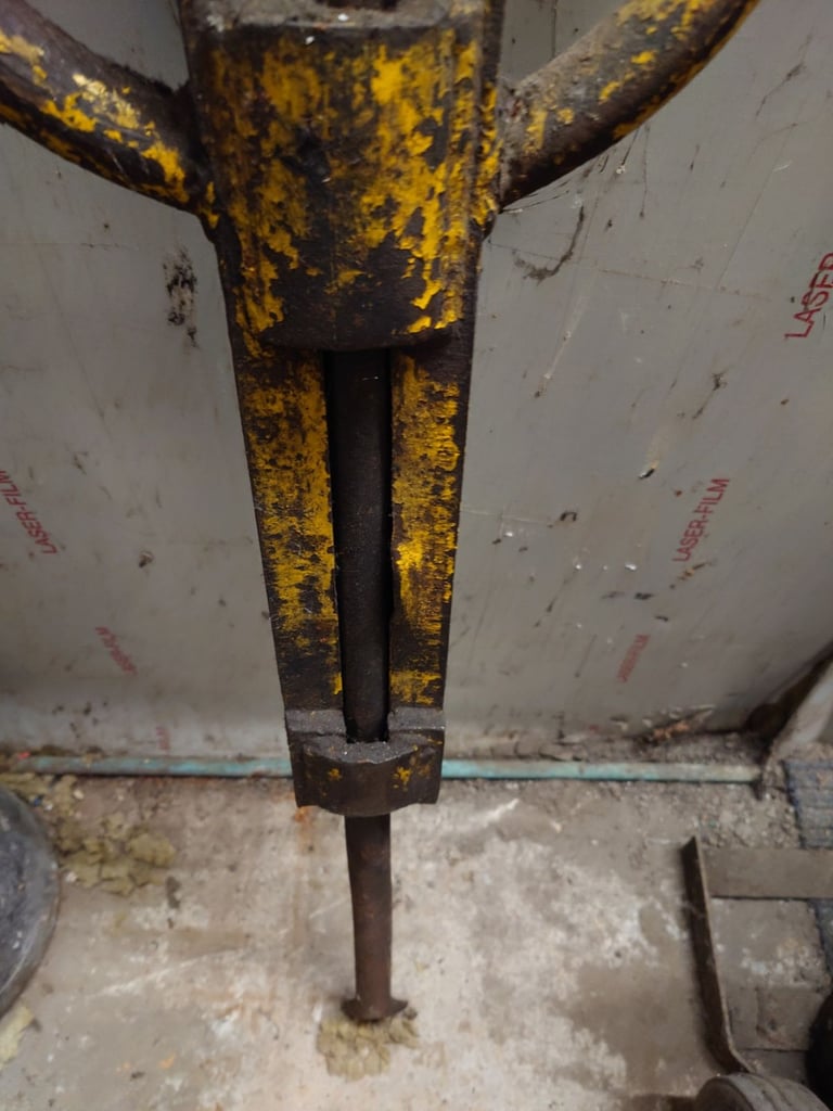 A Double Handle Heavy Duty Tyre Bead Breaker 