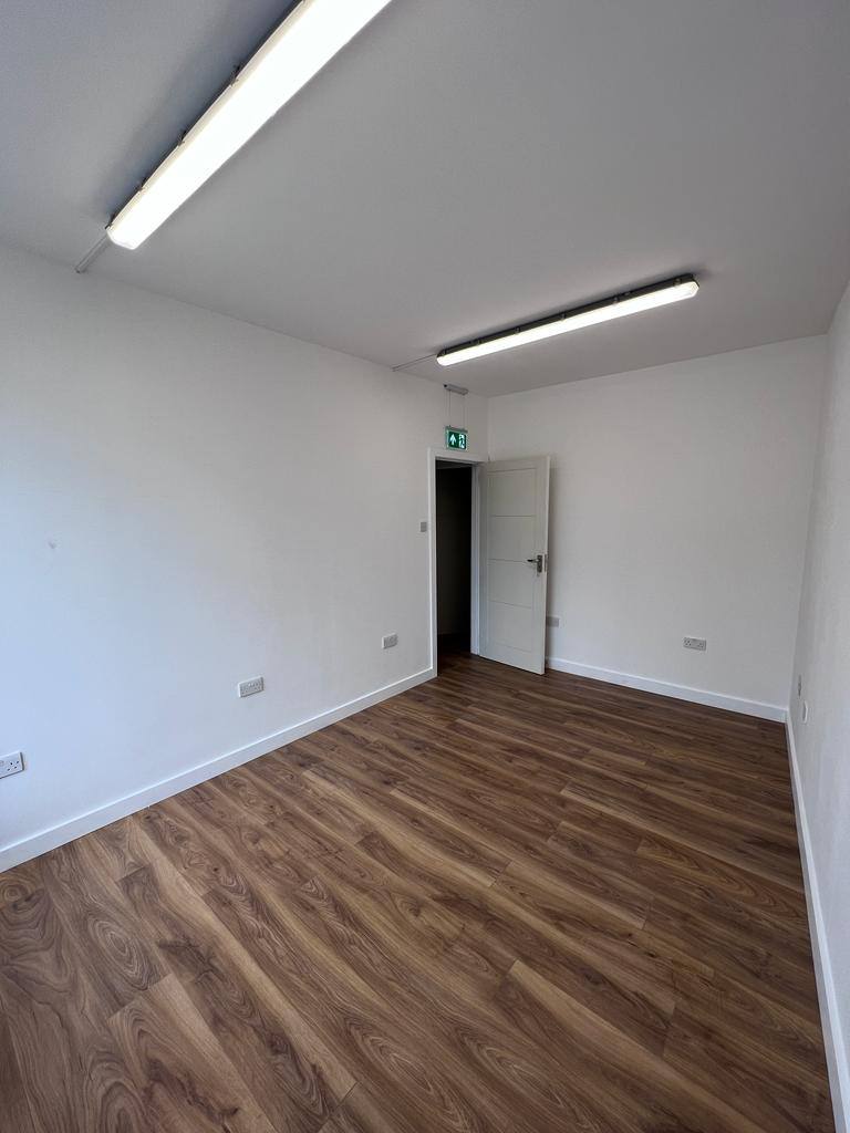 Private office 30s from Aldgate East Wi-Fi & electricity included. No business rates*