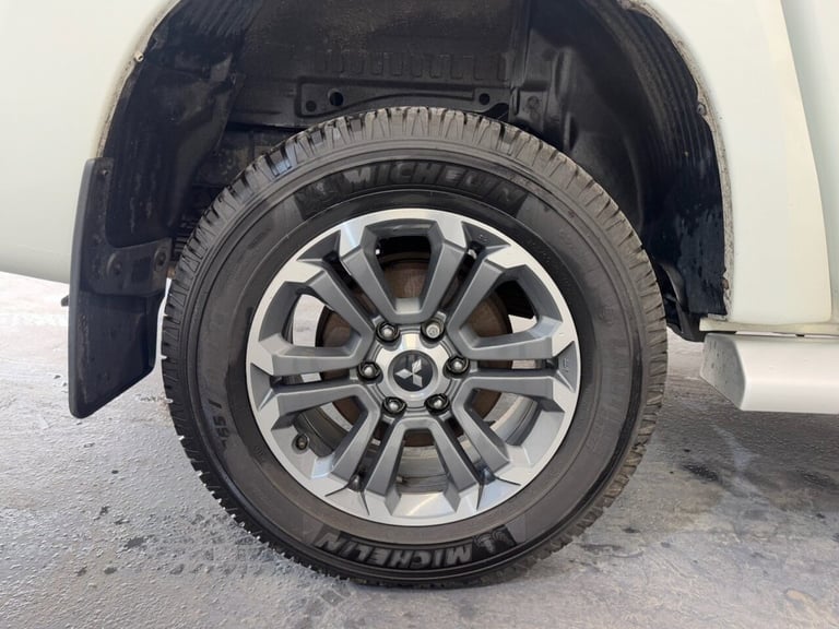 2021 Mitsubishi L200 2.2 DI-D DC Barbarian Pickup Double Cab 4dr Diesel Manual 4WD Euro 6 (s/s)  ...