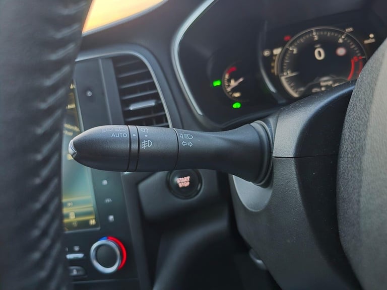 2016 Renault Megane 1.5 dCi Dynamique S Nav EDC Euro 6 5dr Hatchback Diesel Automatic