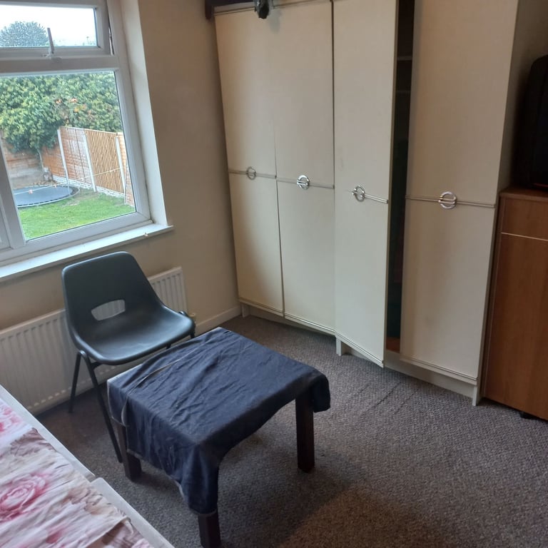 Large room for rent 