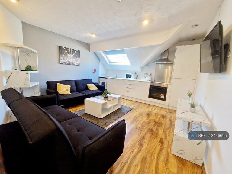 4 bedroom flat in Polygon Road, Manchester, M8 (4 bed) (#2446695)