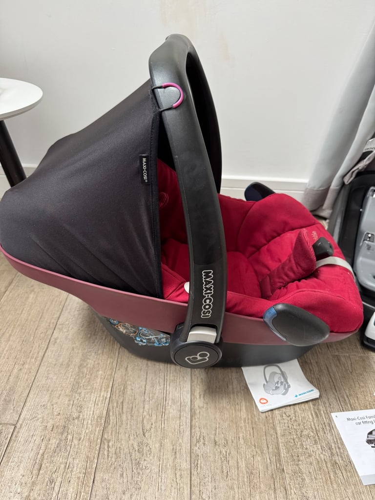 Maxi Cosi Red Pebble car seat and Isofix FamilyFix base