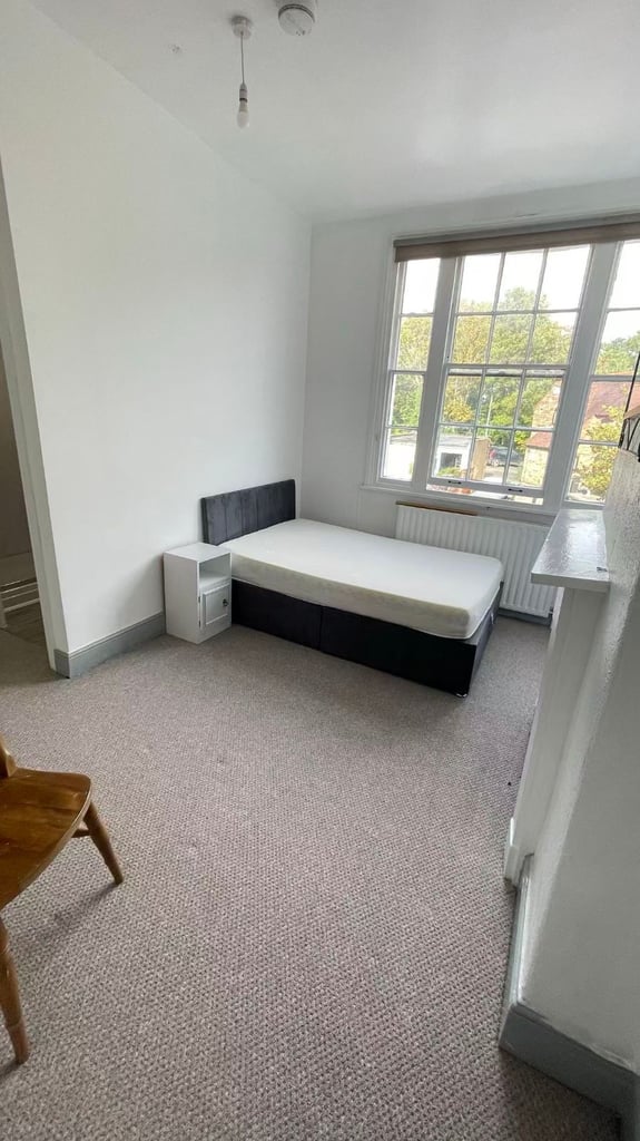 Three ensuite rooms to rent in WR1