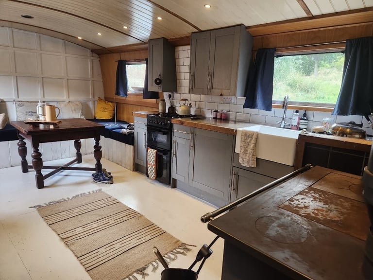 Large Widebeam boat - 2 bedrooms - 2 bathrooms, incl an ensuite - all bills incl - E14 8EG
