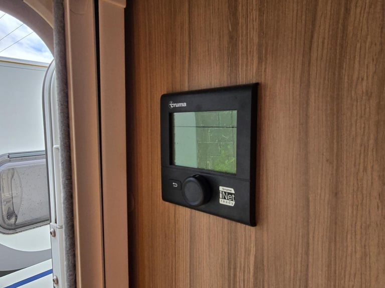 2017 Lunar Quasar 462 2 Berth End Washroom Caravan, Motor Mover