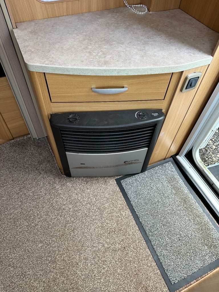Swift Coastline Classic 550, 2010 4 Berth End Washroom.