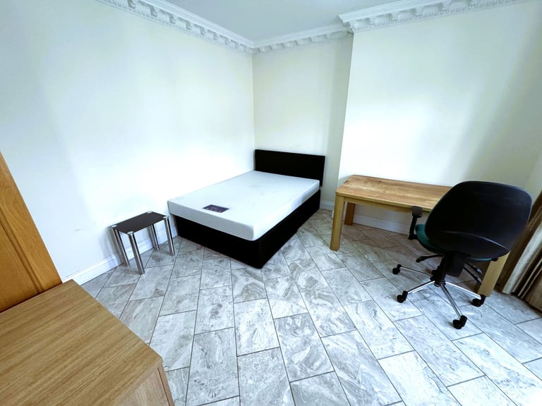 6/7 BED HOUSE ILFORD £3500 PCM