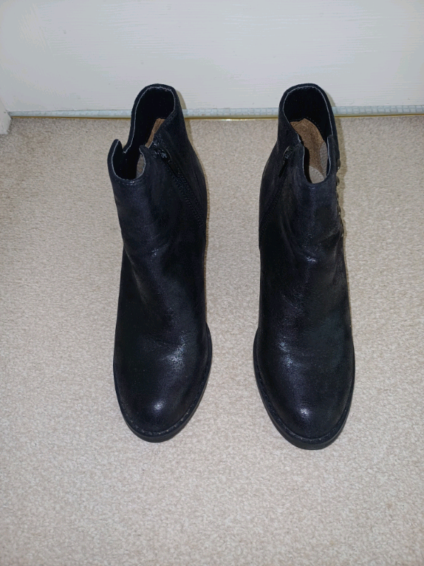 image for Ladies shoes size 5 