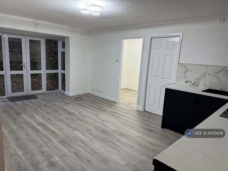 2 bedroom flat in Mayfield Road, Salford, M7 (2 bed) (#2470479)