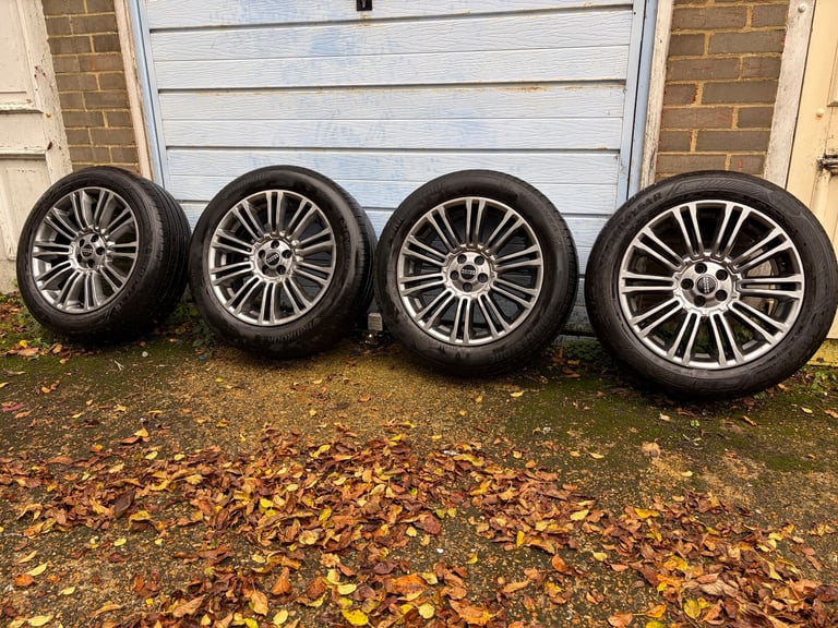 Range Rover evoque alloy wheels 19” great tyres 