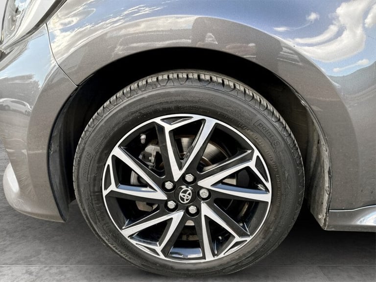  Toyota Yaris VVT-h Design Hatchback HYBRID Automatic